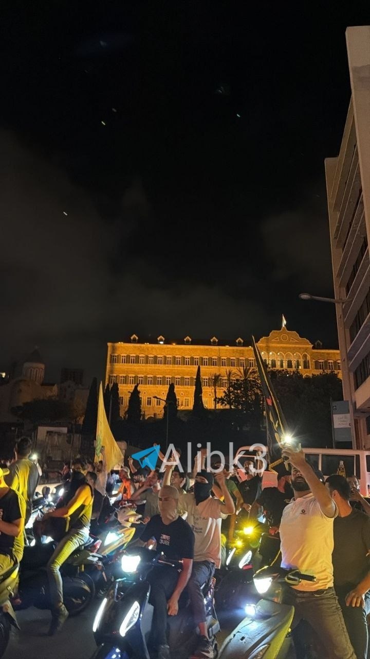 Crowds Move Toward Lebanese Government Headquarters