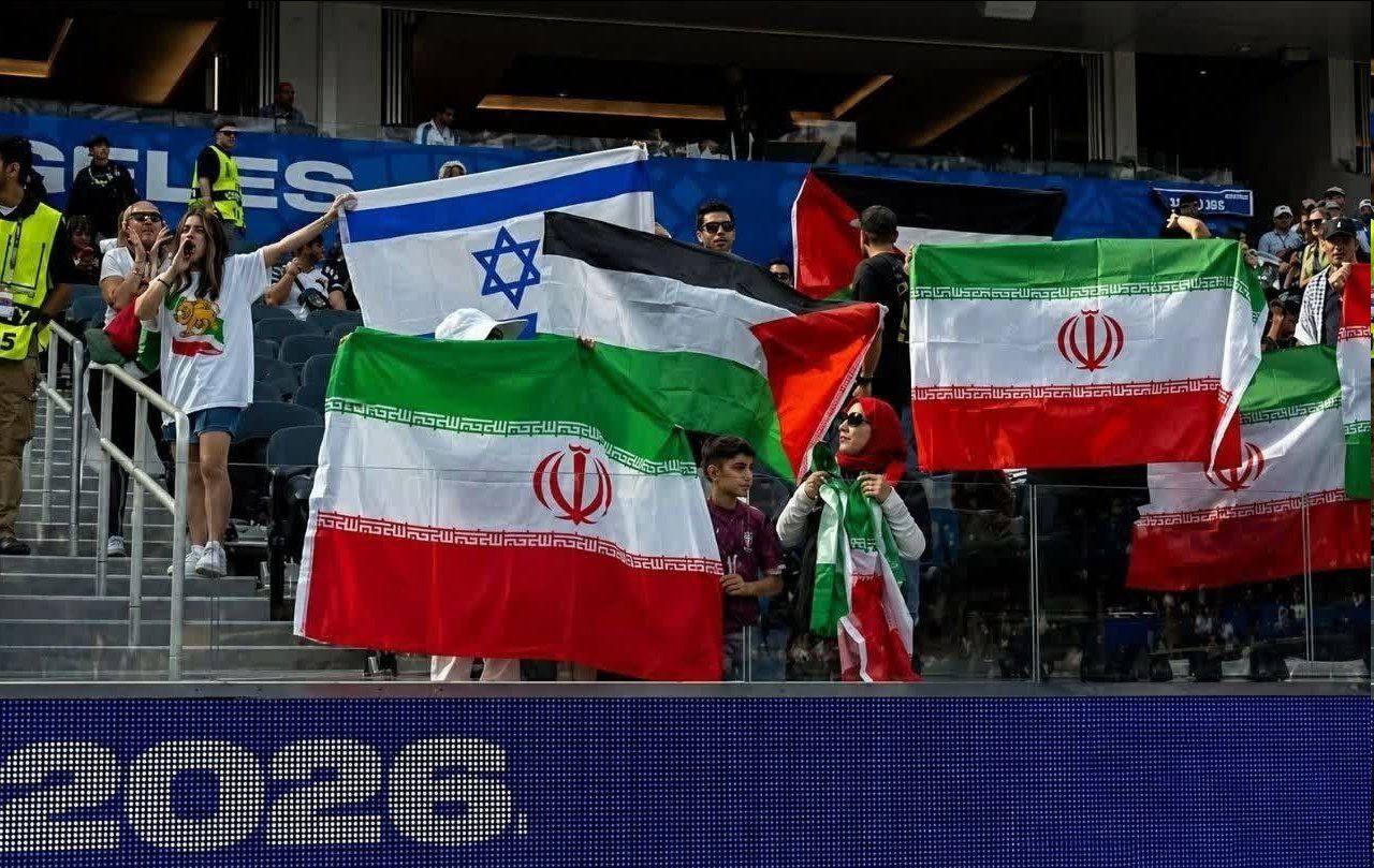 Monarchist Diaspora Displays Israeli Flag While Iranians Carry Palestinian Flag
