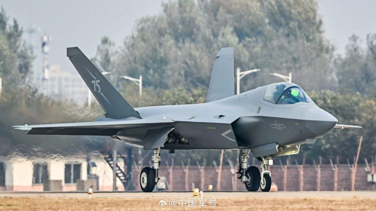 Comparison Highlights Gap Between Chinese J-35 and US F-35 HUDs