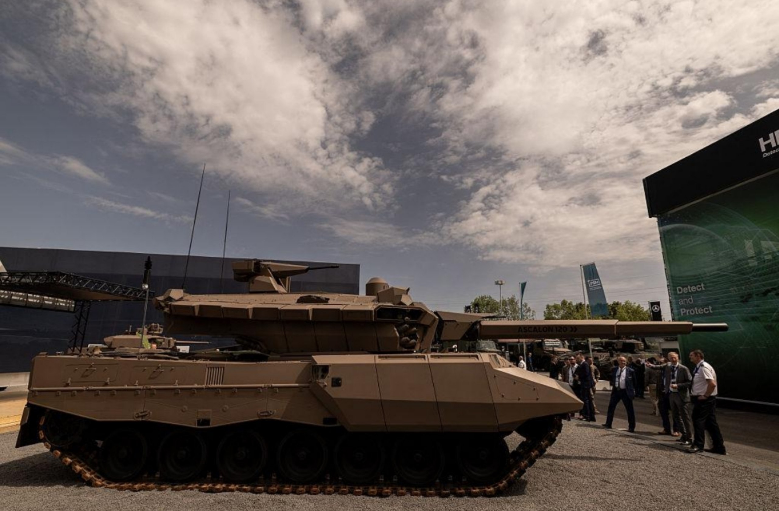 EuroSatury in Paris Highlights Anti‑Drone and New Tank