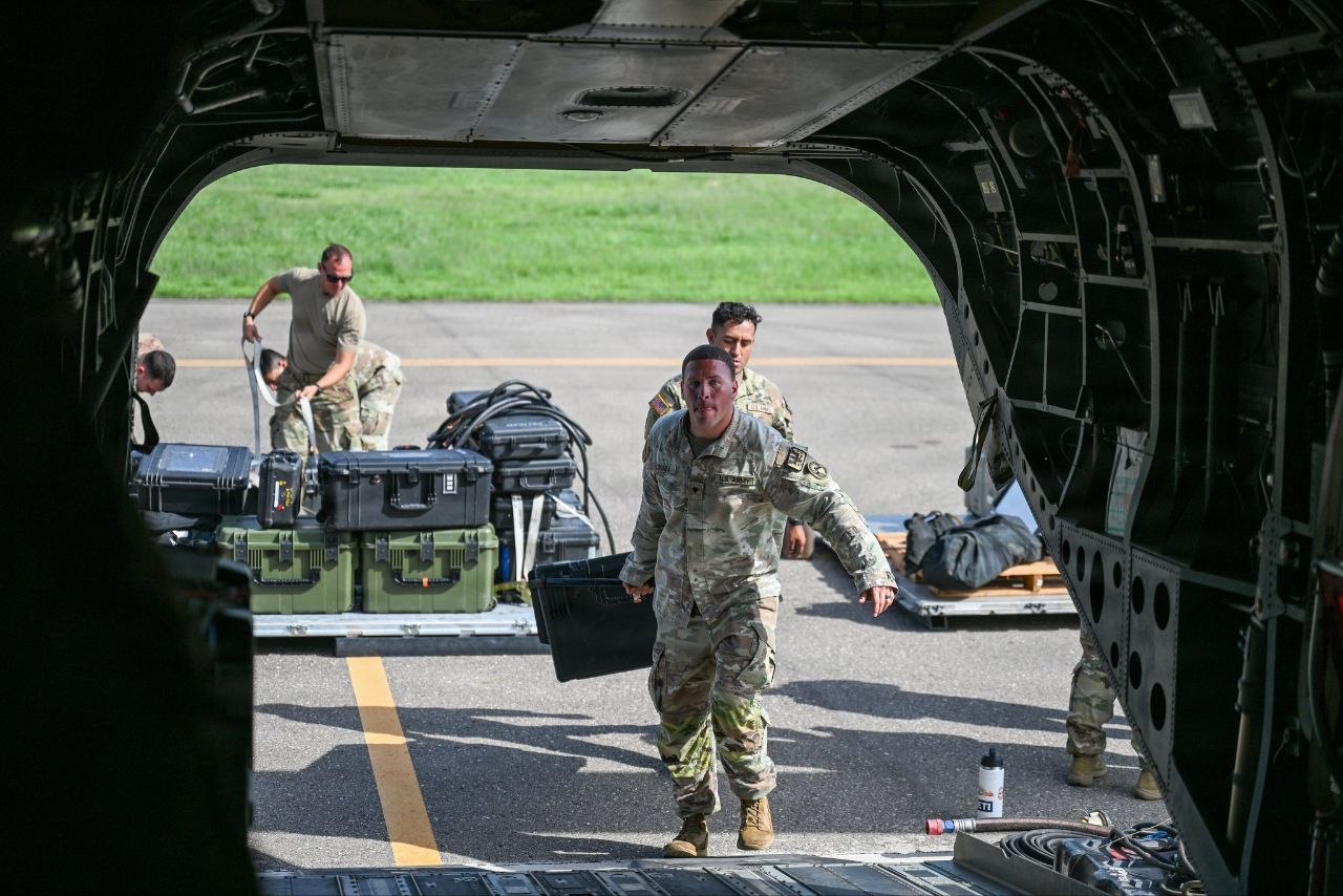 US troops load Chinook in Honduras for Venezuela quake aid