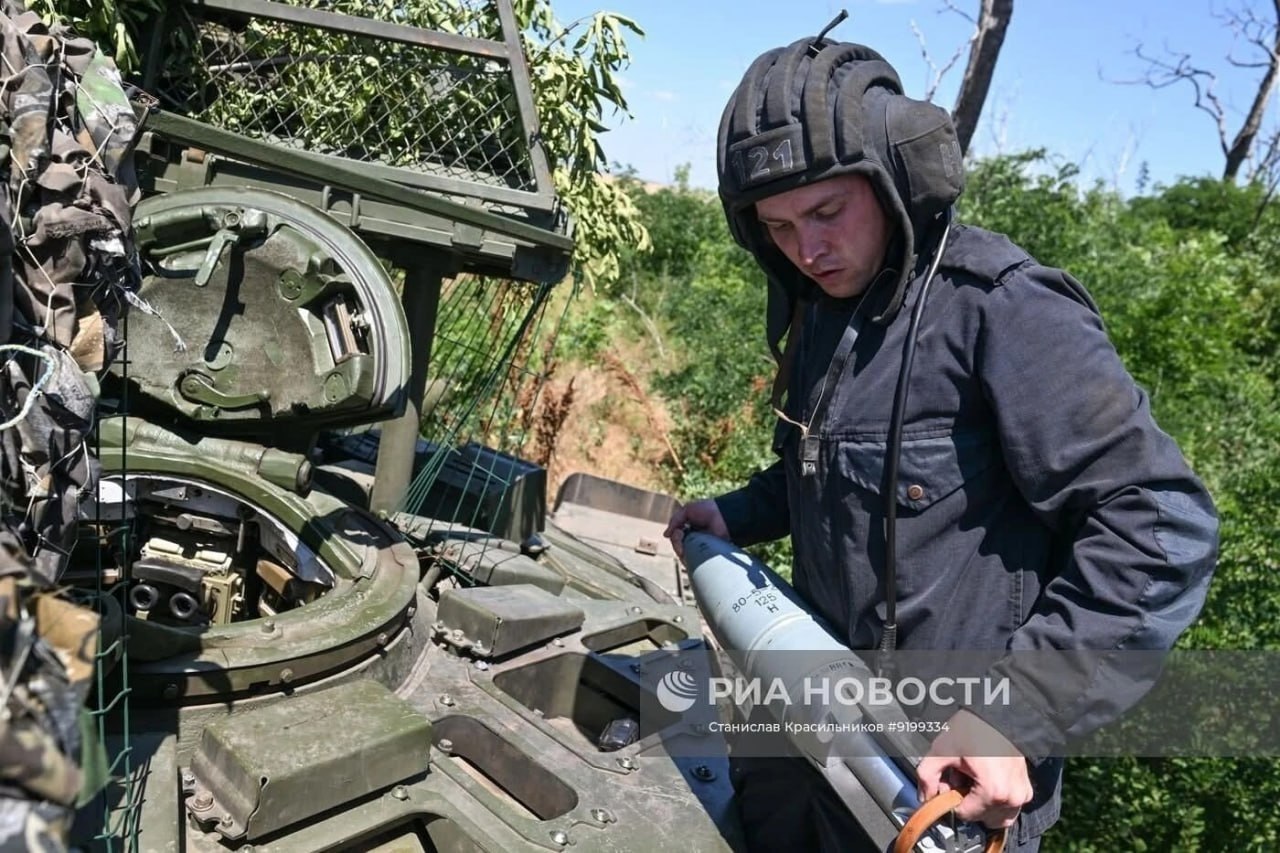 Russian Tanks Equipped with Arena‑M Still Avoid Front Lines