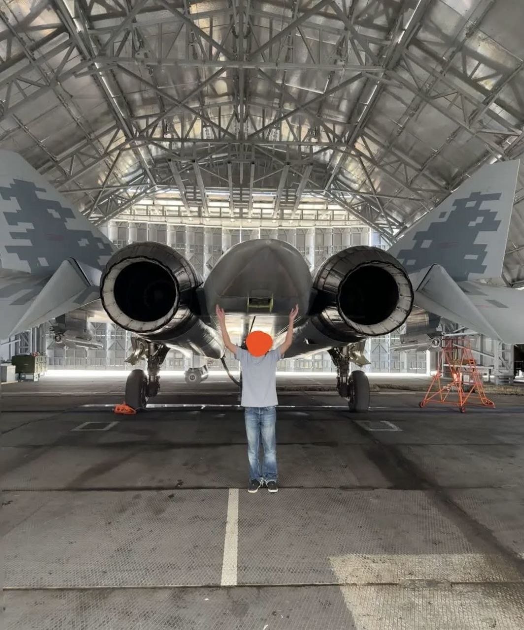 Rear view of Su‑57 reveals R74M missiles and targeting pod