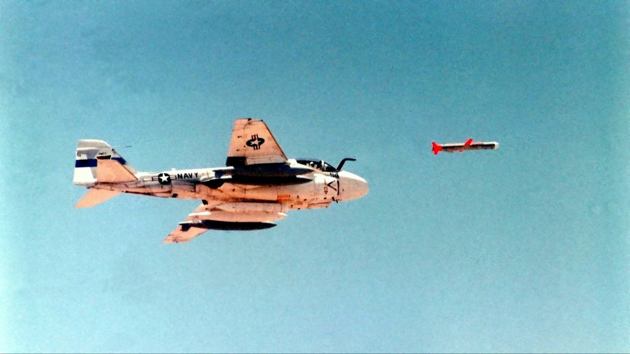 US Navy A‑6 Intruder Seen Pursuing Tomahawk Missile