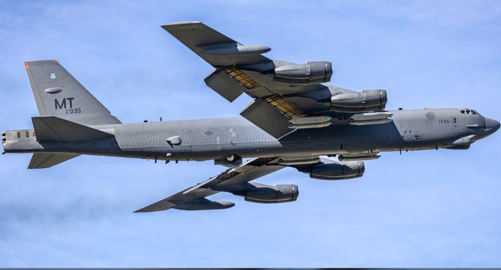US B-52 with 12 AGM-158 Cruise Missiles Departs UK Base for Operation Against Iran