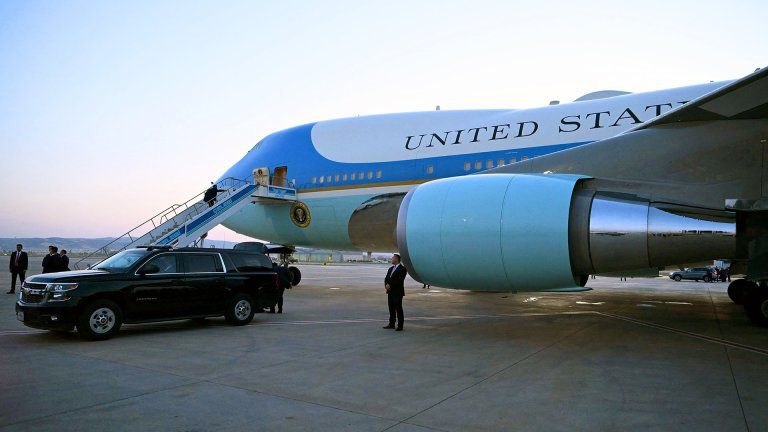 Trump Switches to Old VC‑25A Plane During UK Trip